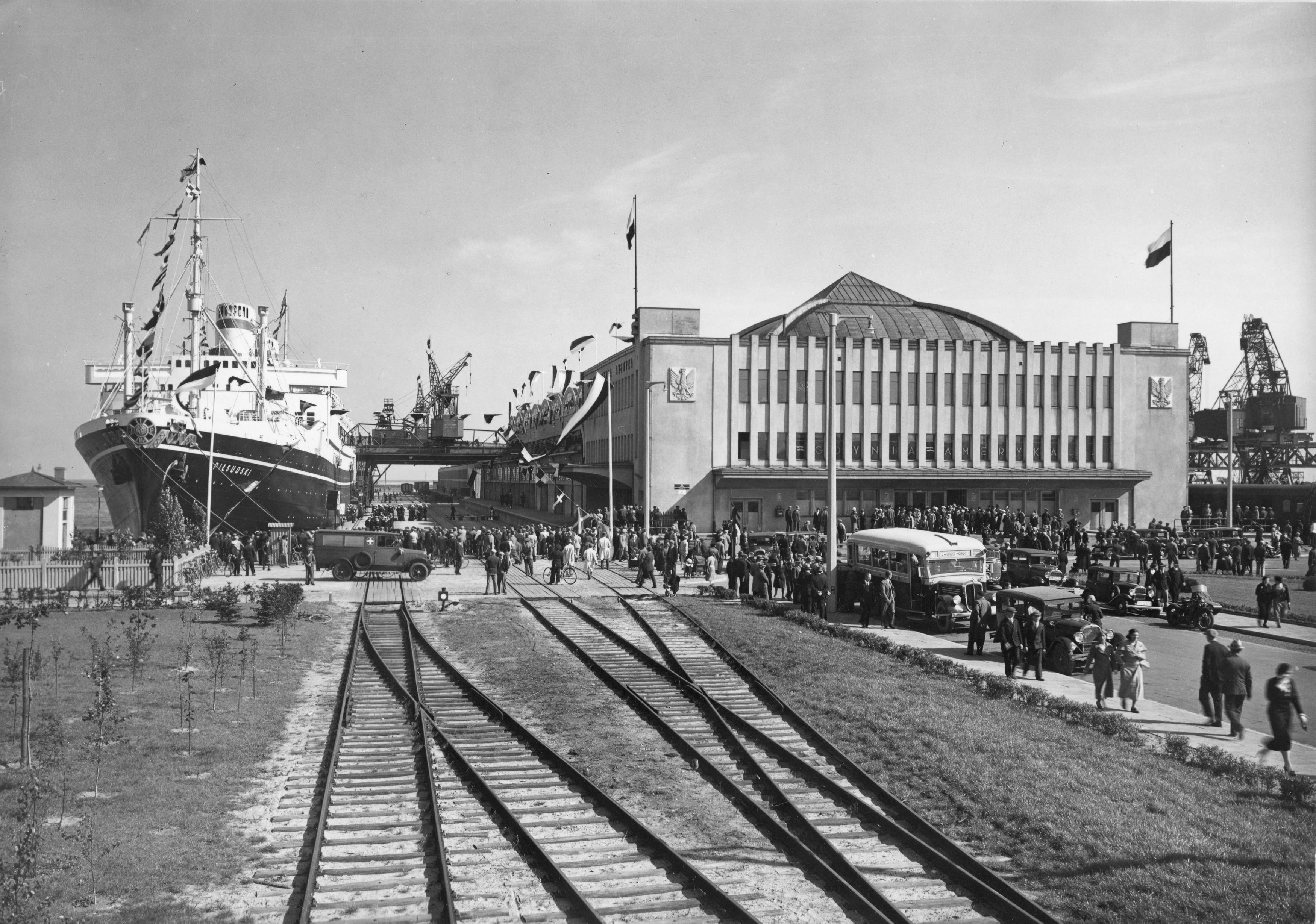 Gdynia. Transatlantycki dworzec morski. Przy nabrzeżu MS Piłsudski