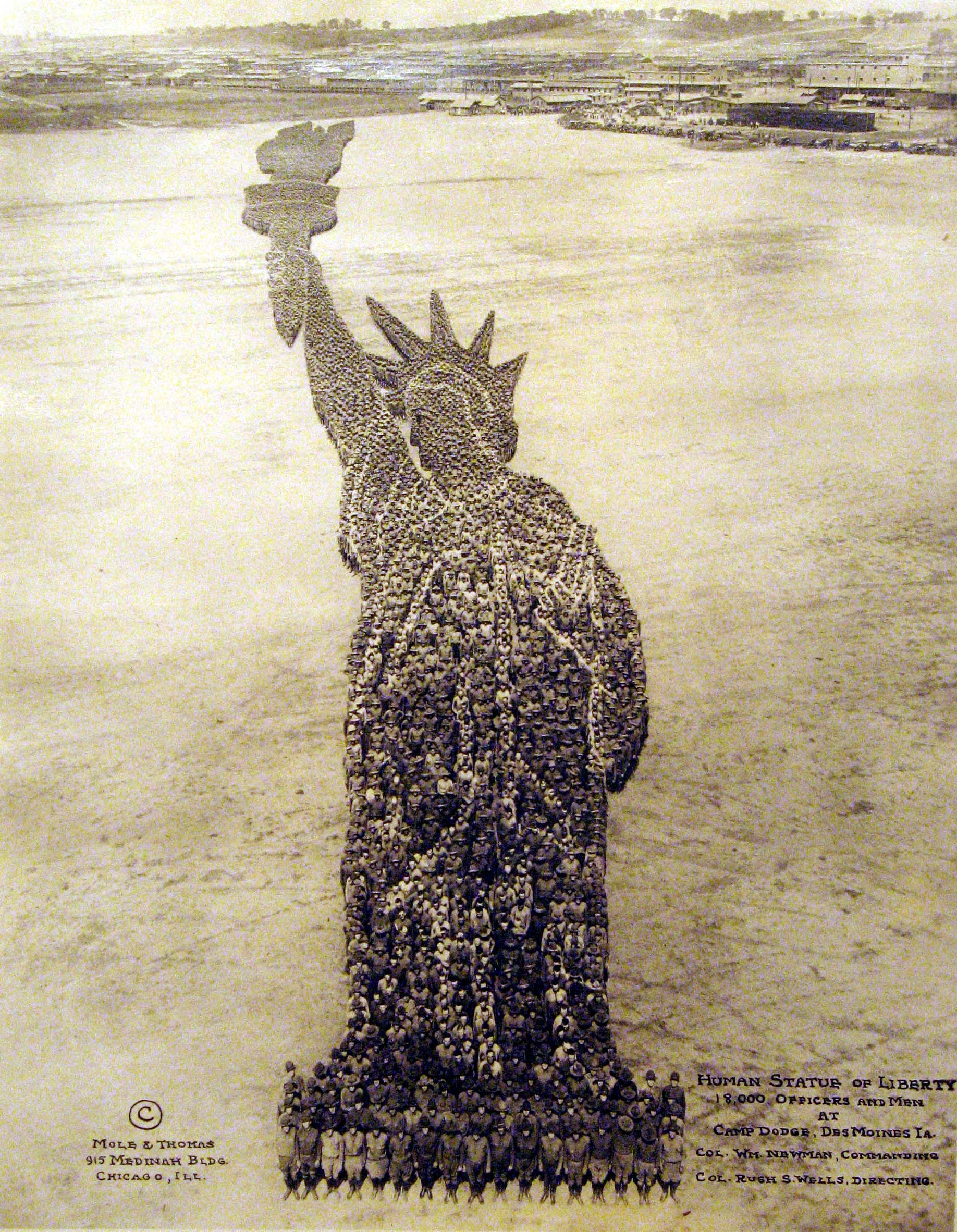 "Human Statue of Liberty" - 18 000 ludzi.