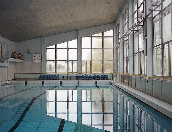 Widok na basen w Prypeci z roku 1996 oraz 2003. Autorem zdjęć jest David McMillan.