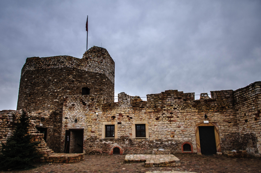 Ruiny zamku Kazimierza Wielkiego w Inowłodzu